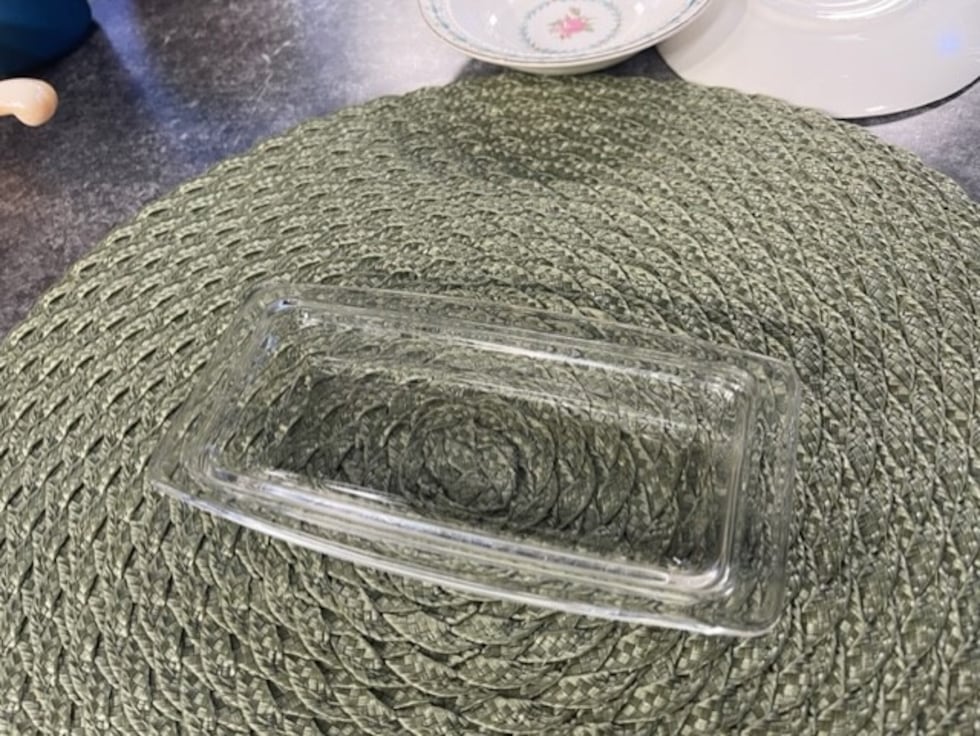 This is only one of two pieces of the Pyrex butter dish.