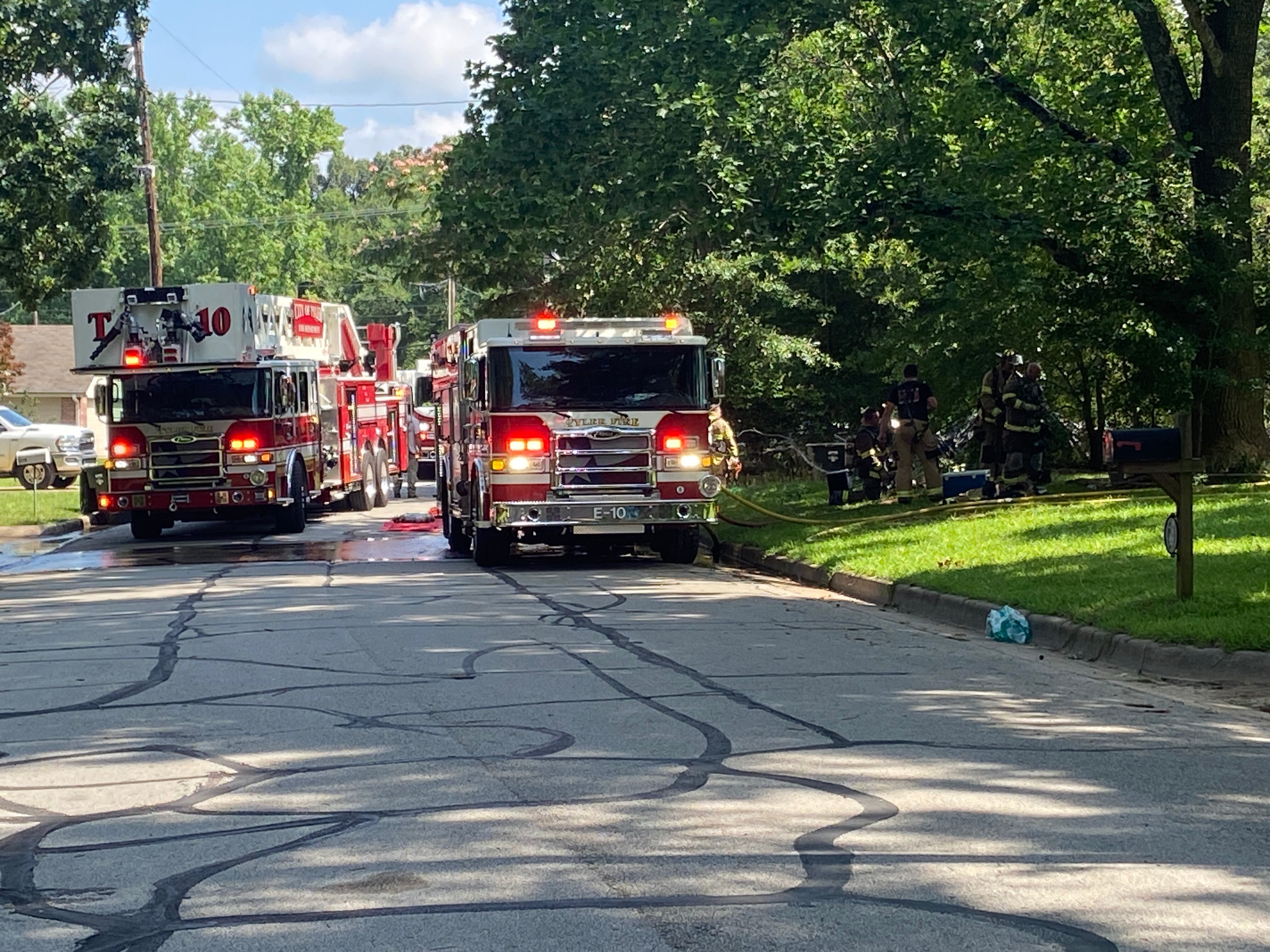 Firefighter has heat-related issue after 2 homes catch fire in Tyler - Vimarsana News