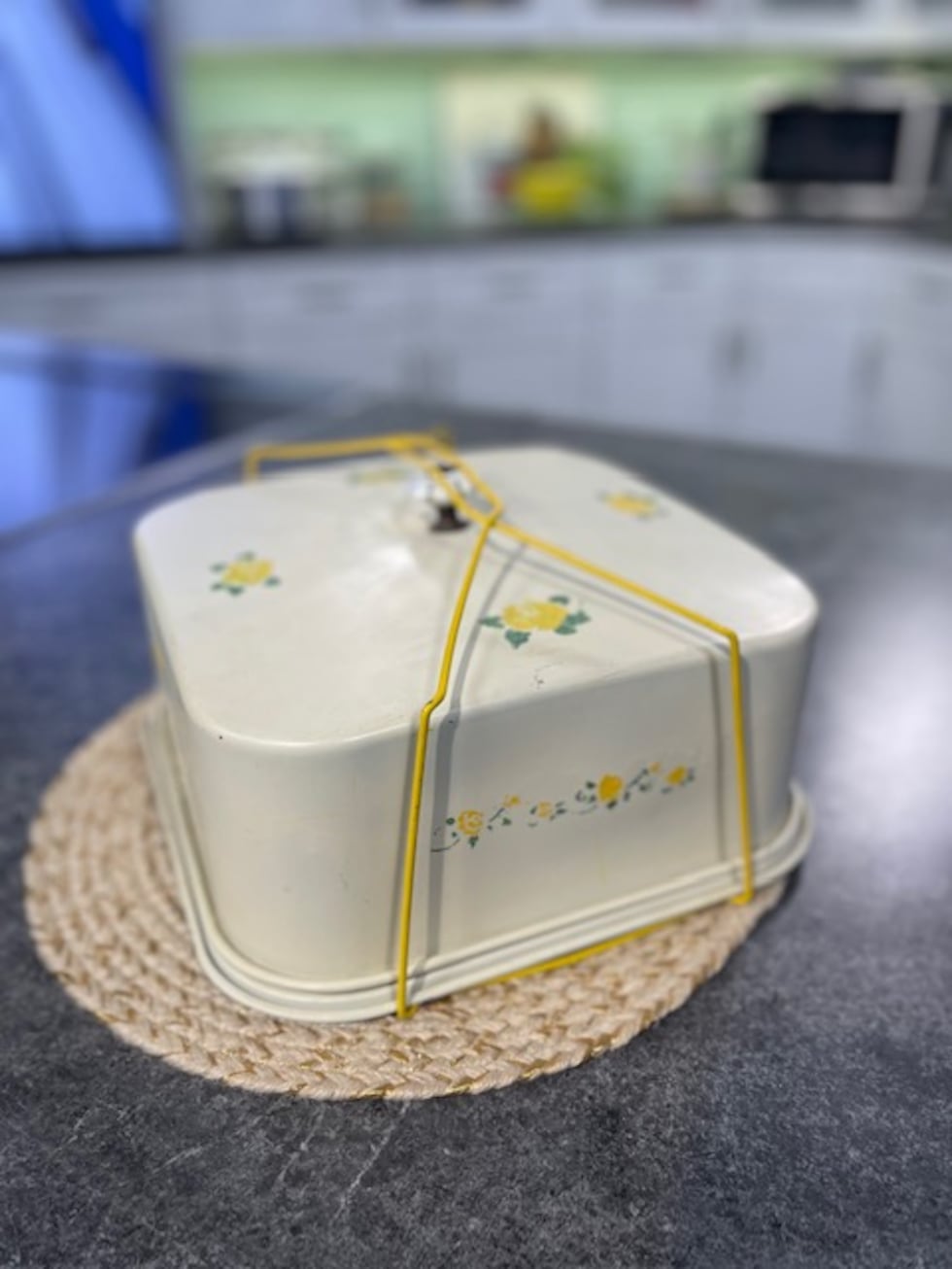 Cake holder