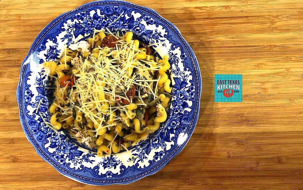 One-pan vegetable-chicken pasta by Mama Steph