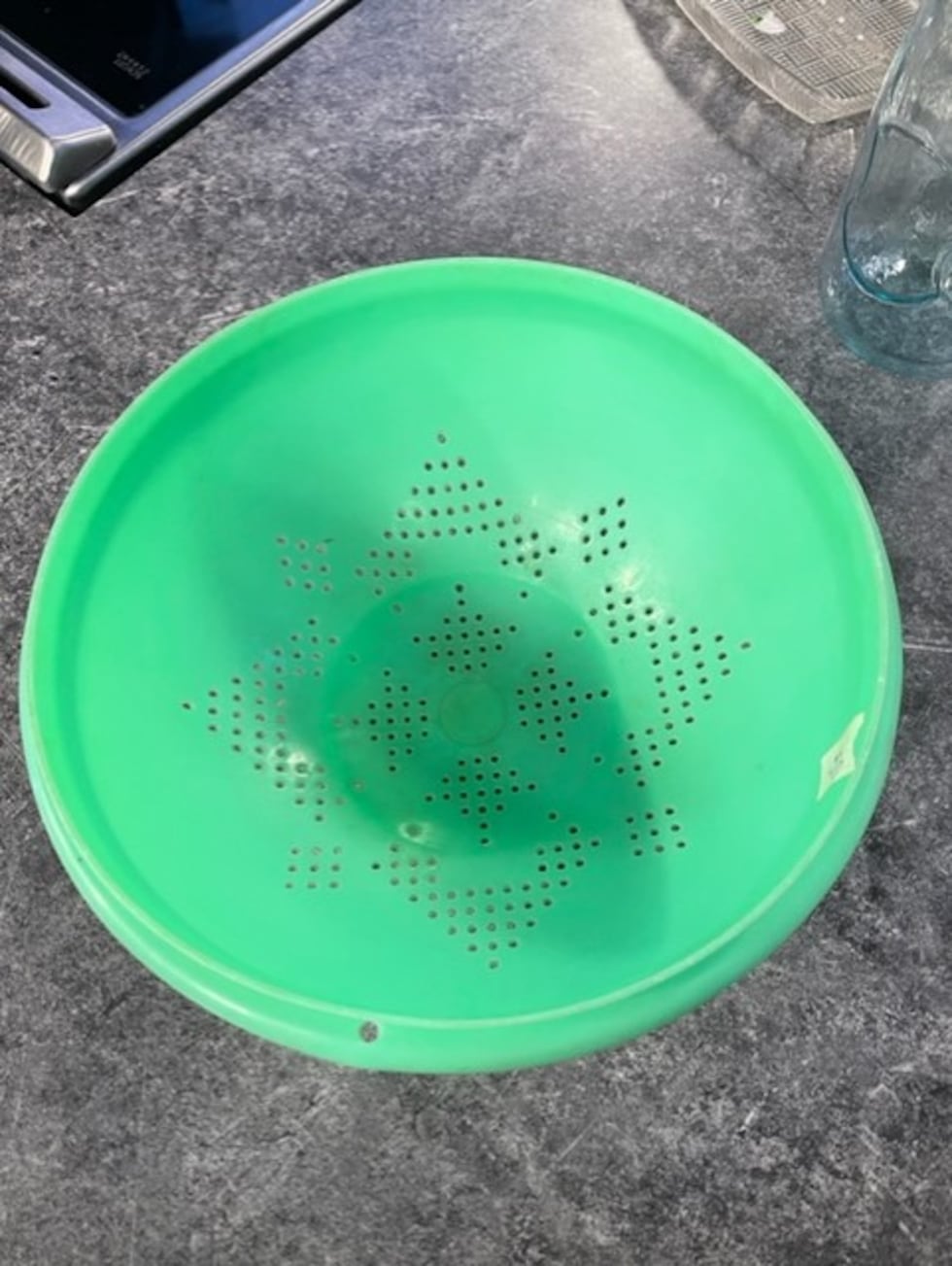 Jeff didn't notice a hole on the side until Steph pointed it out.