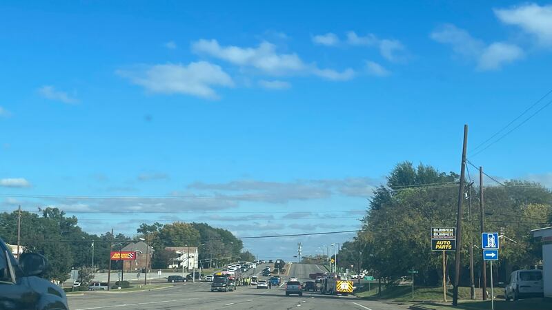 TRAFFIC AL:ERT: Car hits pole in pin-in wreck on N. Broadway at Gentry in Tyler